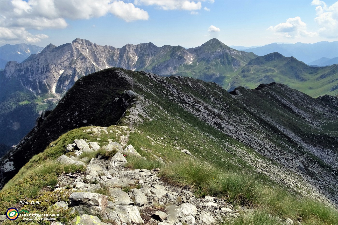 77 Scendendo da Cima di Lemma  (2348 m) la lunga cresta verso il Passo di Lemma (2137 m).JPG -                                